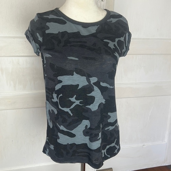 FREE PEOPLE WE THE FREE SZ S CAMO TEE RAW EDGES ROLLED SLEEVES SHEER LIGHTWEIGHT - Picture 1 of 10
